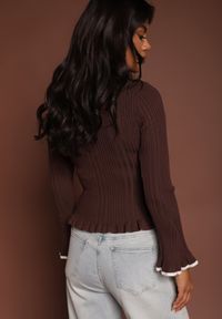 Renee - Brązowy Sweter Retro z Wiskozą Zdobiony Kołnierzykiem Falbankami i Guzikami Sirrise. Typ kołnierza: kołnierz z falbankami. Kolor: brązowy. Materiał: wiskoza. Długość rękawa: długi rękaw. Długość: długie. Wzór: aplikacja. Styl: retro #5