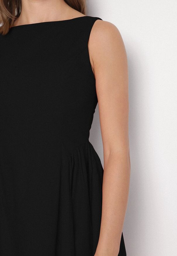 Born2be - Czarna Sukienka Bawełniana o Rozkloszowanym Fasonie z Dekoltem Łódką i Kieszeniami Elenira. Okazja: na co dzień. Typ kołnierza: dekolt w łódkę. Kolor: czarny. Materiał: bawełna. Styl: elegancki, casual