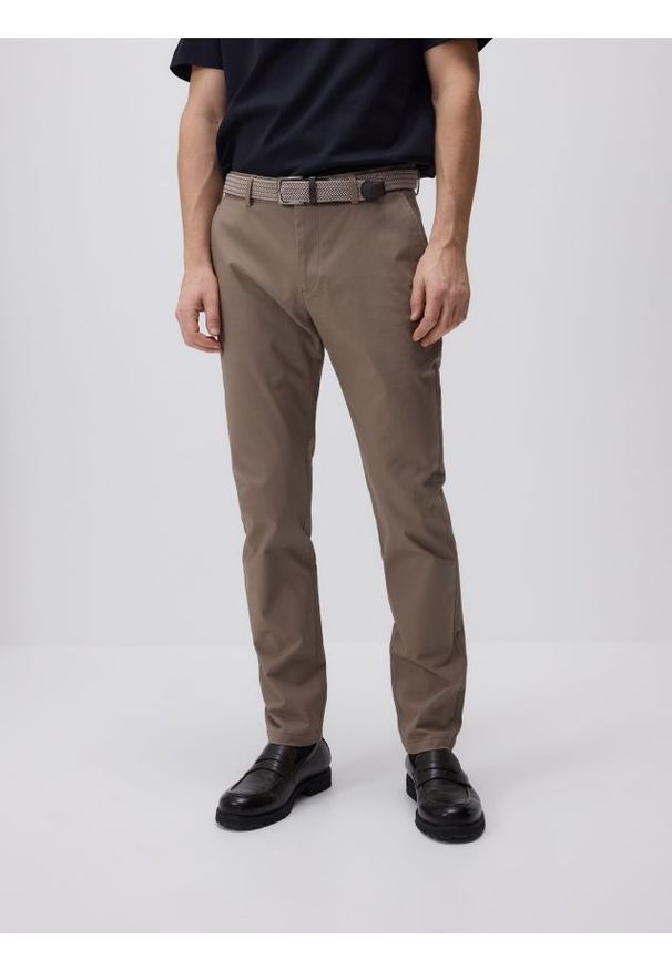 Reserved - Spodnie chino slim z paskiem - brązowy. Kolor: brązowy. Materiał: tkanina, bawełna