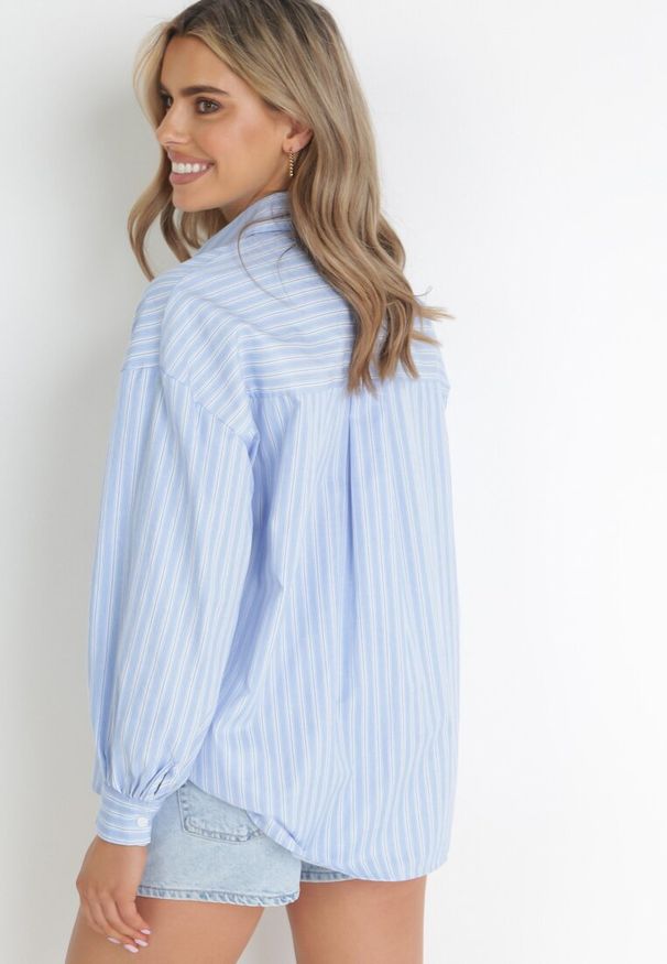 Born2be - Niebieska Rozszerzana Koszula w Paski z Ozdobną Kieszonką Deriana. Kolor: niebieski. Wzór: paski. Styl: klasyczny