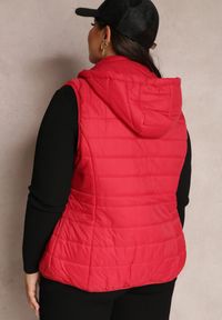 Renee - Czerwona Kamizelka Pikowana z Kapturem Rithe. Typ kołnierza: kaptur. Kolekcja: plus size. Kolor: czerwony. Materiał: materiał. Styl: sportowy #6