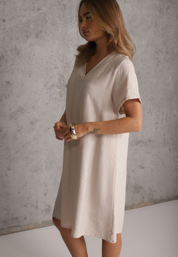 Renee - Beżowa Wiskozowa Sukienka Pudełkowa z Dekoltem w Serek Noludig. Typ kołnierza: dekolt w serek. Kolekcja: plus size. Kolor: beżowy. Materiał: wiskoza. Typ sukienki: dla puszystych