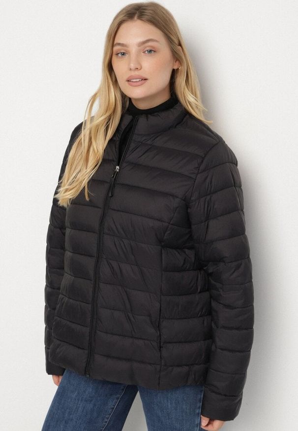 Born2be - Czarna Pikowana Kurtka o Prostym Kroju z Niską Stójką Zeniva. Okazja: na co dzień, na spacer. Typ kołnierza: kołnierzyk stójkowy. Kolekcja: plus size. Kolor: czarny. Materiał: dzianina, jeans. Styl: casual