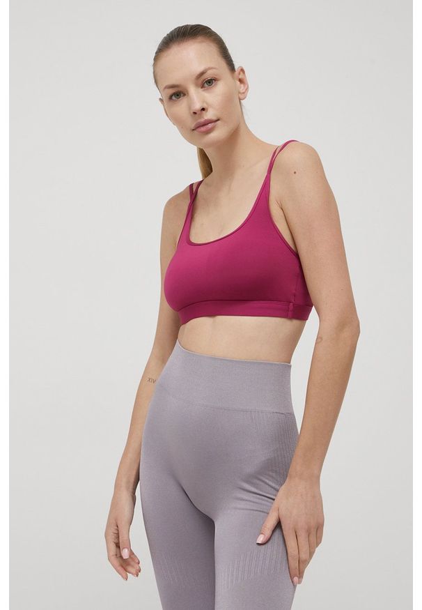 Roxy biustonosz sportowy Feel Like Me kolor różowy gładki. Kolor: różowy. Materiał: materiał, włókno. Rodzaj stanika: wyciągane miseczki. Wzór: gładki. Sport: turystyka piesza, joga i pilates