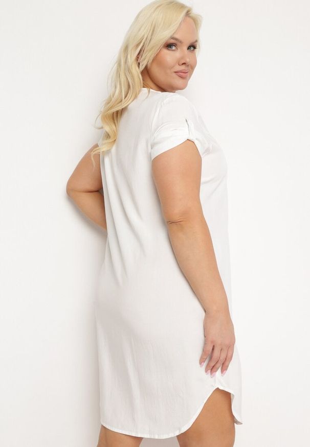 Born2be - Biała Pudełkowa Sukienka z Nakładką przy Dekolcie z Wiskozy Moaneni. Okazja: na co dzień. Kolor: biały. Materiał: wiskoza. Długość rękawa: krótki rękaw. Typ sukienki: proste. Styl: casual