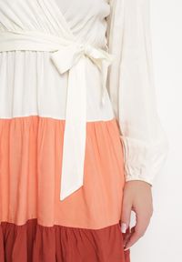 Born2be - Biało-Bordowa Sukienka Mini Z Gumką w Paskiem w Talii Tixia. Kolor: biały. Długość: mini #7