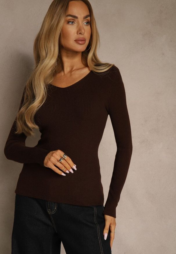 Renee - Brązowy Sweter o Klasycznym Fasonie w Drobne Prążki Vorida. Typ kołnierza: dekolt w łódkę. Kolor: brązowy. Materiał: jeans, tkanina. Wzór: prążki. Styl: klasyczny