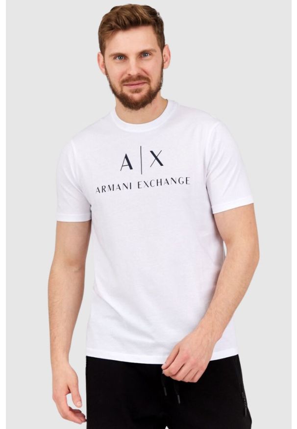 Armani Exchange - ARMANI EXCHANGE Biały t-shirt męski z czarnym logo. Kolor: biały. Materiał: prążkowany