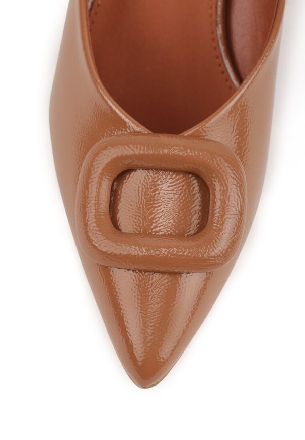 Renee - Ciemnobeżowe Czółenka Vices na Słupku z Wkładką ze Skóry Naturalnej i Klamrą Apanelle. Okazja: na spotkanie biznesowe. Zapięcie: klamry. Kolor: beżowy. Materiał: skóra. Obcas: na słupku. Styl: biznesowy, elegancki. Wysokość obcasa: średni