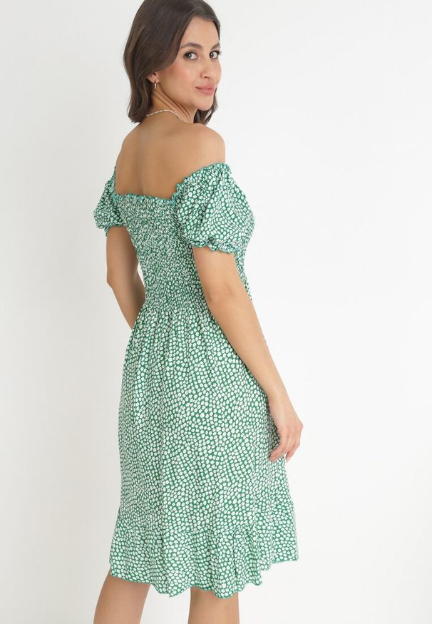 Born2be - Zielona Bawełniana Sukienka Hiszpanka w Kwiatki Rutani. Okazja: na imprezę. Typ kołnierza: dekolt hiszpanka. Kolor: zielony. Materiał: bawełna. Wzór: kwiaty. Sezon: lato. Styl: elegancki