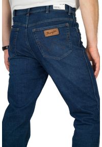 Wrangler - WRANGLER TEXAS MĘSKIE SPODNIE JEANSOWE DARK WASH W121CT30R