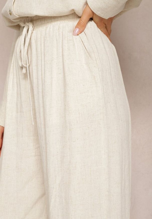 Renee - Beżowe Szerokie Spodnie z Wiskozy z Dodatkiem Lnu Delsira. Okazja: na co dzień. Stan: podwyższony. Kolekcja: plus size. Kolor: beżowy. Materiał: len, wiskoza. Długość: długie. Styl: elegancki, casual