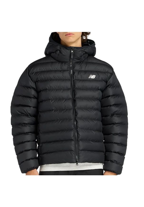 Kurtka męska New Balance MO53500BK - czarna. Okazja: na co dzień. Typ kołnierza: kaptur. Kolor: czarny. Materiał: puch, poliester. Wzór: aplikacja. Styl: casual, klasyczny