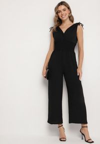 Born2be - Czarny Kopertowy Kombinezon z Bawełną i Marszczeniami Lunirisa. Kolor: czarny. Materiał: bawełna. Styl: elegancki #5