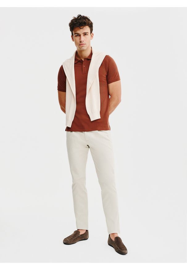 Pako Lorente - PAKO LORENTE - Beżowe spodnie z zaszewkami. Okazja: na co dzień. Kolor: beżowy. Materiał: bawełna, elastan. Wzór: gładki. Styl: casual