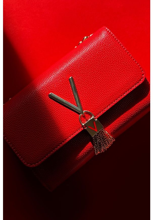 Valentino by Mario Valentino - VALENTINO Czerwona kopertówka Divina. Kolor: czerwony