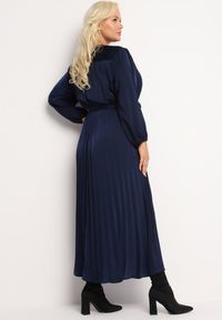 Born2be - Granatowa Sukienka Maxi z Gumką w Pasie i Kopertowym Dekolcie Bertrama. Typ kołnierza: dekolt kopertowy. Kolor: niebieski. Materiał: materiał. Typ sukienki: kopertowe. Długość: maxi #6