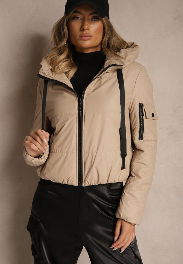 Renee - Złoto-Beżowa Klasyczna Kurtka z Pikowanymi Przeszyciami i Kapturem Tuliena. Okazja: na spacer. Kolor: złoty. Materiał: jeans. Styl: klasyczny