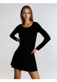 Sinsay - Gładka sukienka z długim rękawem - czarny. Kolor: czarny. Długość rękawa: długi rękaw. Wzór: gładki #1