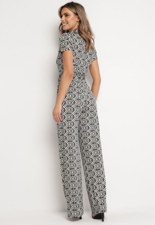 Born2be - Czarno-Biały Kombinezon z Krótkim Rękawem i Prostymi Nogawkami z Mozaikowym Wzorem Miritha. Kolor: czarny. Długość rękawa: krótki rękaw. Długość: krótkie. Sezon: lato