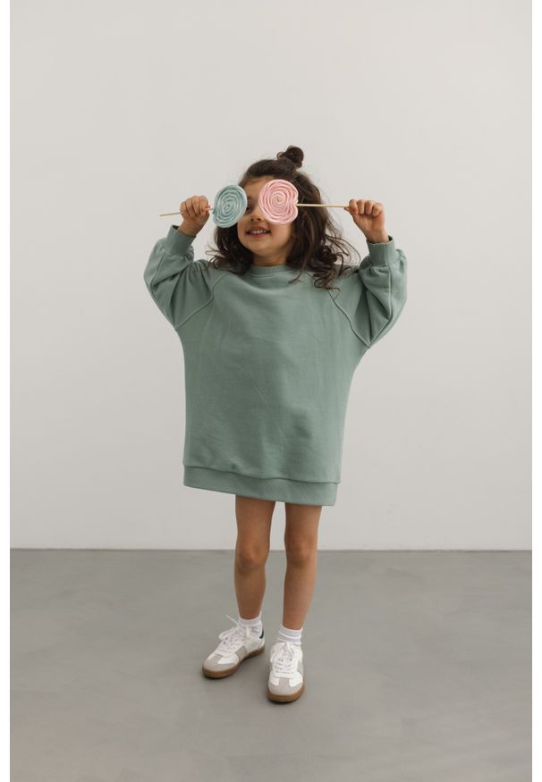 Marsala - MINI sukienka/tunika z dzianiny w kolorze GREEN TEA -DEXTER-80-86 (12-18). Kolor: zielony. Materiał: dzianina. Długość rękawa: długi rękaw. Wzór: gładki. Typ sukienki: sportowe, proste. Styl: klasyczny, sportowy. Długość: mini