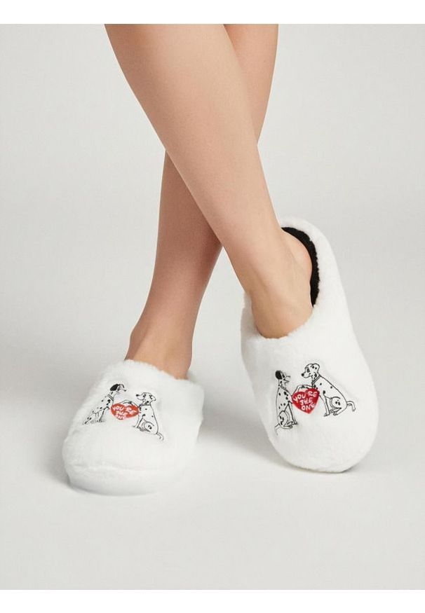 Sinsay - Kapcie z futerkiem 101 Dalmatians - biały. Kolor: biały. Materiał: futro