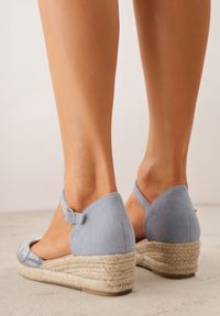 Renee - Niebieskie Sandały Basare. Nosek buta: okrągły. Zapięcie: sprzączka. Kolor: niebieski. Materiał: materiał. Wzór: kwiaty. Obcas: na koturnie. Wysokość obcasa: średni #6