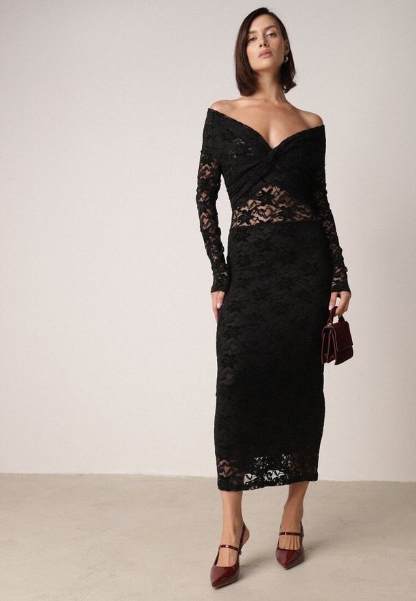 Born2be - Czarna Dopasowana Sukienka Koronkowa z Odkrytymi Ramionami i Węzłem Serehaneh. Okazja: na co dzień. Kolor: czarny. Materiał: koronka. Wzór: aplikacja. Typ sukienki: z odkrytymi ramionami. Styl: casual, elegancki