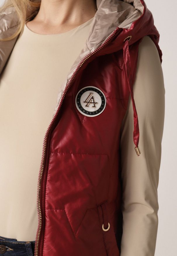 Born2be - Czerwona Pikowana Kamizelka o Długim Kroju z Nieodpinanym Kapturem i Aplikacją Koretes. Okazja: na co dzień. Kolor: czerwony. Materiał: prążkowany, poliester. Długość: długie. Wzór: aplikacja. Styl: casual