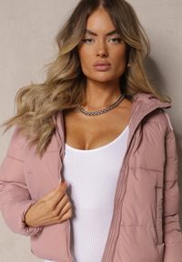 Renee - Różowa Kurtka Pikowana Wykończona Kapturem Aviatoria. Okazja: na co dzień, do pracy. Kolor: różowy. Materiał: jeans. Styl: elegancki, casual #3