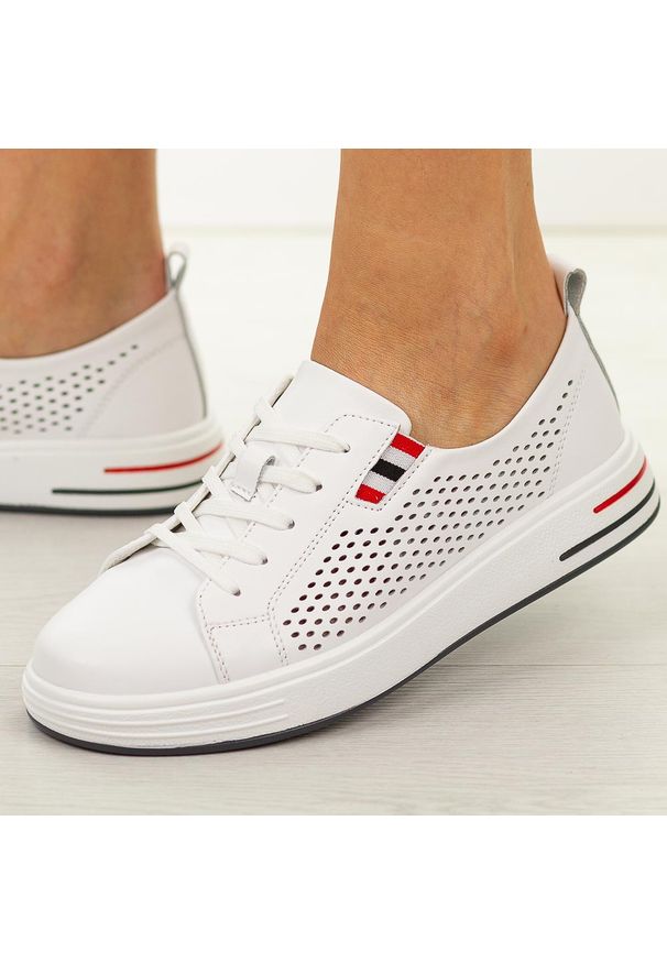 Białe skórzane półbuty damskie Cambell 07348. Okazja: na co dzień. Zapięcie: sznurówki. Kolor: biały. Materiał: skóra. Szerokość cholewki: normalna. Wzór: ażurowy. Sezon: wiosna, lato, jesień. Styl: casual, klasyczny, elegancki