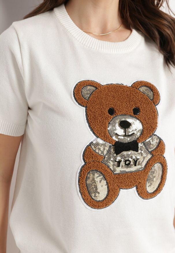 Born2be - Biała Bluzka z Wiskozy Ozdobiona Naszywką w Kształcie Pluszowego Misia Pexia. Okazja: na co dzień. Kolor: biały. Materiał: wiskoza. Wzór: aplikacja. Sezon: lato. Styl: casual, klasyczny