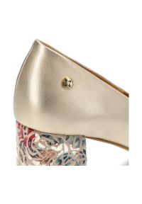 Złote Czółenka Maciejka Eleganckie Obuwie Damskie. Okazja: na co dzień. Kolor: złoty. Materiał: skóra. Obcas: na obcasie. Styl: elegancki. Wysokość obcasa: średni #7