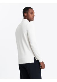 Ombre Clothing - Strukturalny longsleeve męski polo z naszywką – biały V2. Okazja: na co dzień. Typ kołnierza: polo. Kolor: biały. Materiał: wiskoza, dzianina, poliester, materiał, bawełna, włókno. Długość rękawa: długi rękaw. Wzór: aplikacja. Styl: sportowy, casual, elegancki #4