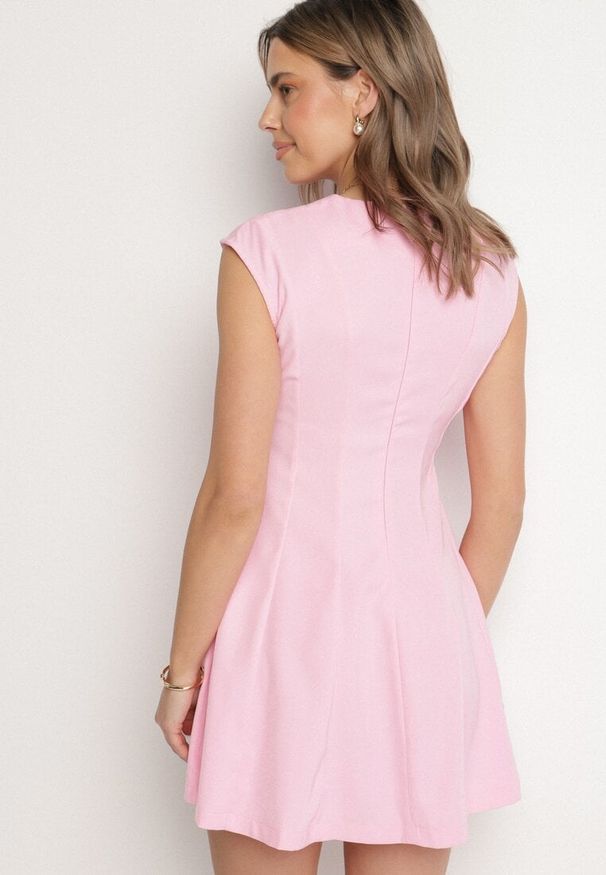Born2be - Różowa Rozkloszowana Sukienka o Taliowanym Kroju Ellaira. Okazja: na co dzień. Kolor: różowy. Wzór: kolorowy. Styl: casual, elegancki