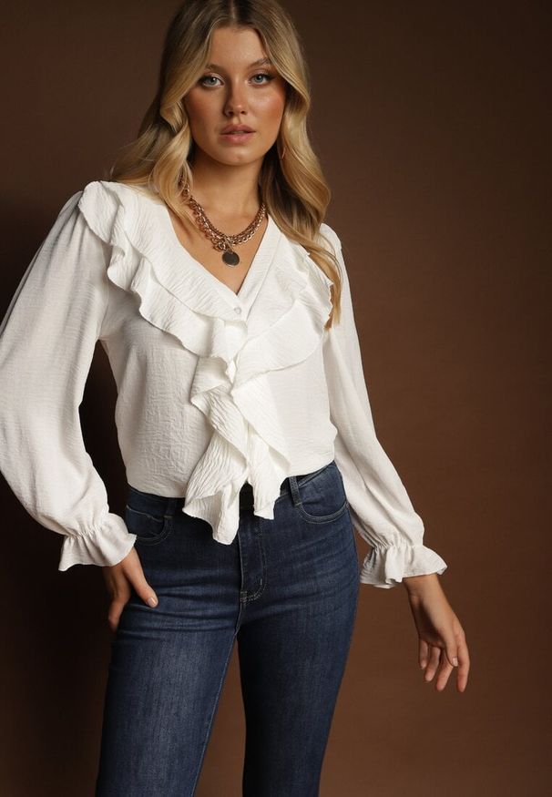 Renee - Biała Koszula z Falbankami Ravedia. Okazja: na imprezę, na co dzień. Typ kołnierza: kołnierz z falbankami. Kolor: biały. Styl: casual, elegancki