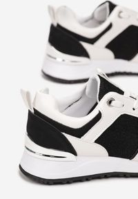 Born2be - Biało-Czarne Sneakersy Jynoris. Nosek buta: okrągły. Kolor: biały. Materiał: materiał #5