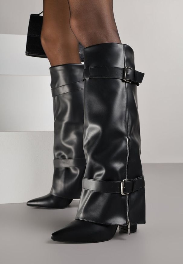 Renee - Czarne Kozaki na Słupku z Cholewką Imitującą Nogawkę ze Sprzączkami Unwedara. Nosek buta: szpiczasty. Zapięcie: sprzączka. Kolor: czarny. Materiał: skóra, materiał. Szerokość cholewki: normalna. Sezon: zima. Obcas: na słupku. Wysokość obcasa: średni