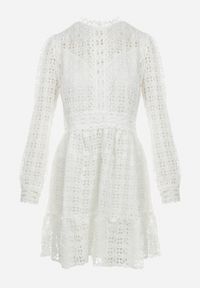 Born2be - Biała Koronkowa Sukienka Mini z Falbanką Kamari. Kolor: biały. Materiał: koronka. Wzór: gładki. Sezon: wiosna, lato. Długość: mini #2