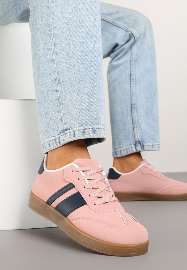 Born2be - Różowe Sneakersy Tenisówki z Geometrycznymi Paskami Amolita. Okazja: na co dzień. Zapięcie: pasek. Kolor: różowy. Materiał: jeans. Wzór: geometria
