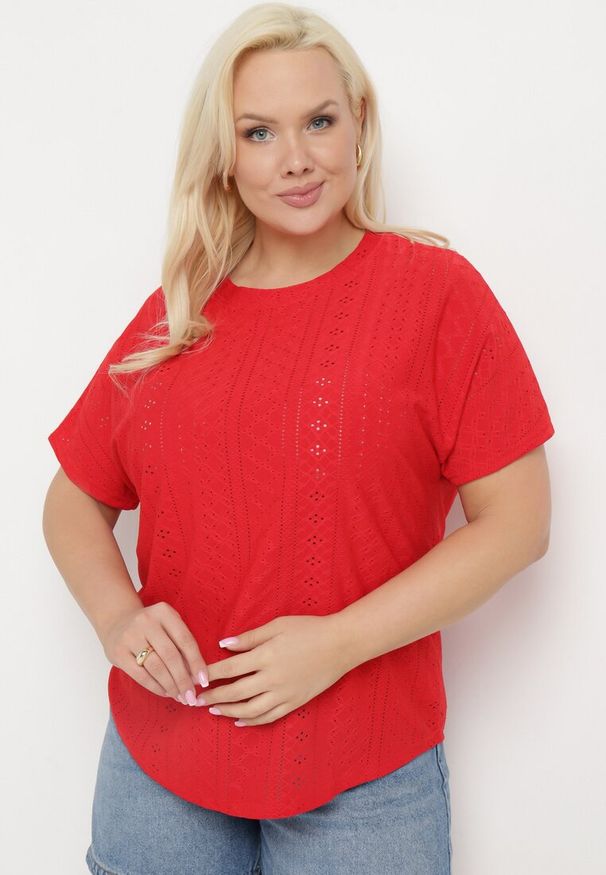 Born2be - Czerwony T-shirt Koszulka z Krótkim Rękawem o Ażurowym Wykończeniu Meaara. Okazja: na co dzień, na spotkanie biznesowe. Kolekcja: plus size. Kolor: czerwony. Długość rękawa: krótki rękaw. Długość: krótkie. Wzór: ażurowy. Sezon: lato. Styl: klasyczny, biznesowy, casual