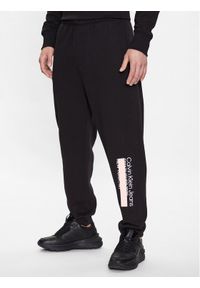 Calvin Klein Jeans Spodnie dresowe J30J323504 Czarny Regular Fit. Kolor: czarny. Materiał: bawełna, dresówka #1