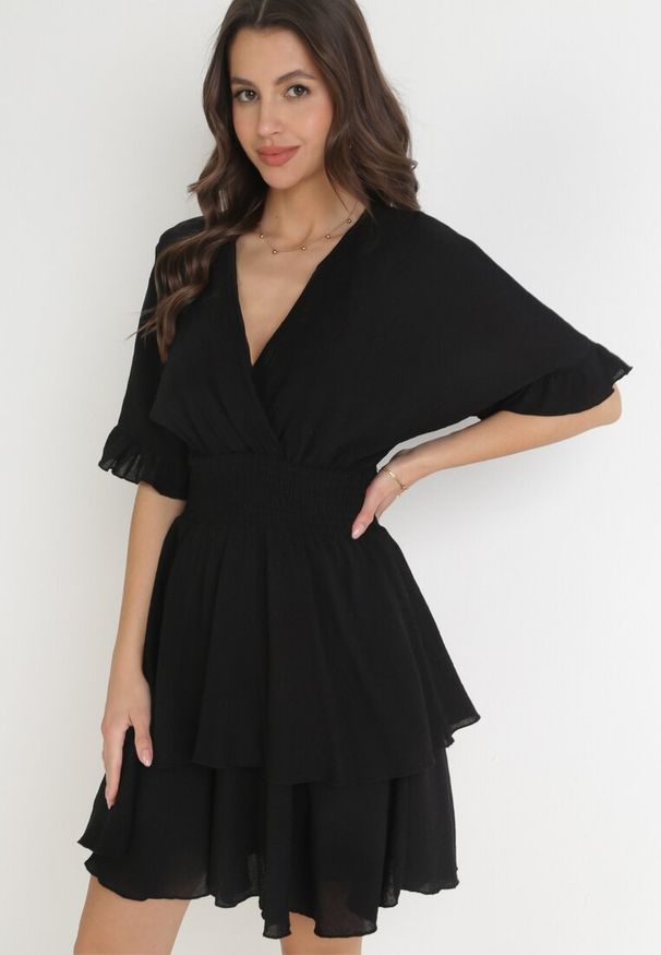 Born2be - Czarna Sukienka Mini z Gumką w Pasie i Falbankami Edeane. Typ kołnierza: kołnierz z falbankami. Kolor: czarny. Długość: mini