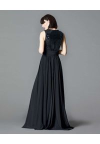 Manila Grace - MANILA GRACE - Czarna sukienka maxi z cekinami. Typ kołnierza: dekolt w kształcie V. Kolor: czarny. Materiał: tkanina. Typ sukienki: kopertowe. Styl: klasyczny, wizytowy. Długość: maxi #4