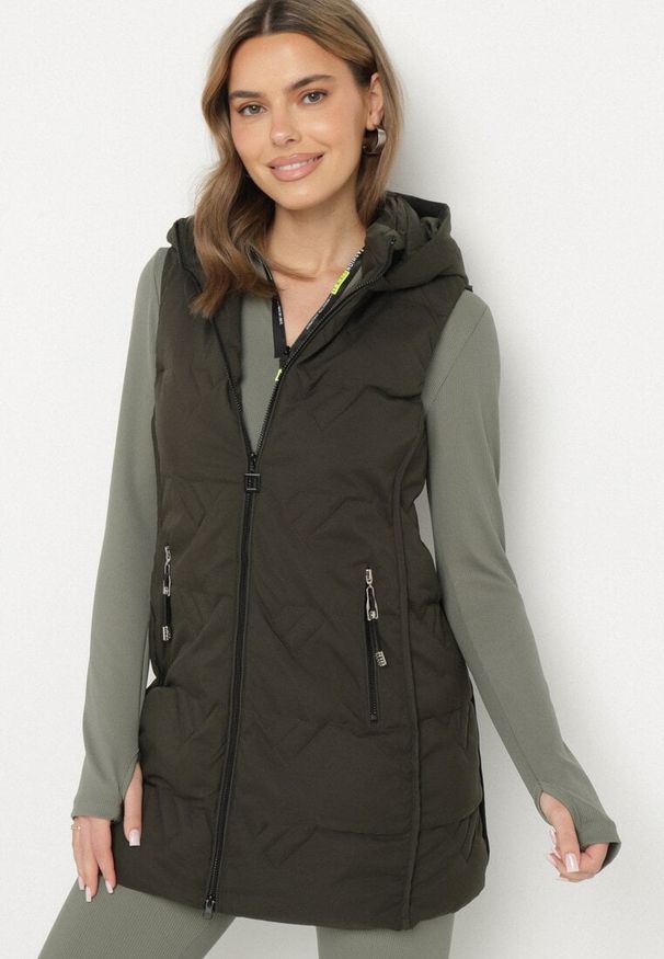 Born2be - Ciemnozielona Pikowana Kamizelka z Odpinanym Kapturem Mavalie. Kolor: zielony. Materiał: jeans. Wzór: aplikacja. Styl: elegancki