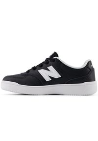Buty dziecięce New Balance PSB80BW – czarne. Okazja: na co dzień, na uczelnię. Kolor: czarny. Materiał: syntetyk, materiał. Szerokość cholewki: normalna. Sport: turystyka piesza #3