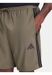 Adidas - adidas Szorty sportowe Essential 3-Stripes Chelsea JE6434 Khaki Regular Fit. Kolor: brązowy. Materiał: syntetyk. Styl: sportowy