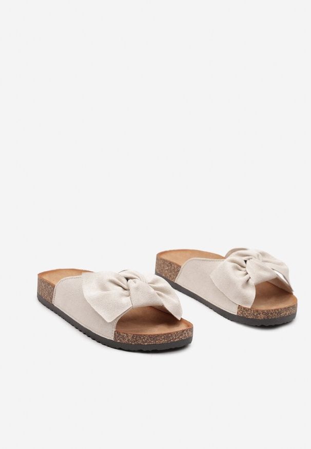 Born2be - Beżowe Klapki na Korkowej Podeszwie z Kokardką z Imitacji Zamszu Giatalia. Kolor: beżowy. Materiał: zamsz. Sezon: lato. Styl: elegancki