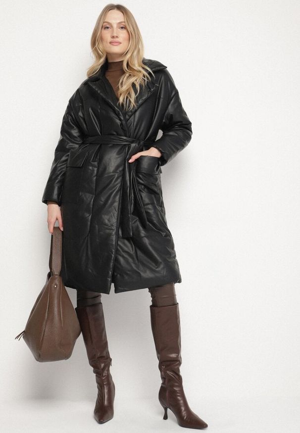 Born2be - Czarny Płaszcz z Imitacji Skóry z Wiązanym Paskiem Telmi. Typ kołnierza: kolnierz wykładany. Kolor: czarny. Materiał: skóra