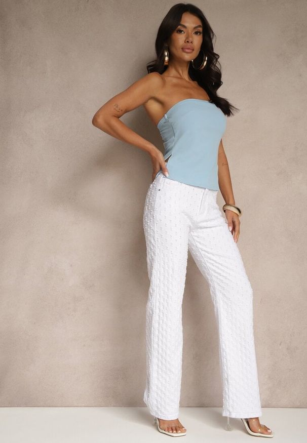 Renee - Białe Jeansy z Bawełny Ozdobione Aplikacjami 3D Tilalisse. Okazja: na co dzień. Kolor: biały. Wzór: aplikacja. Sezon: lato, wiosna. Styl: elegancki, casual